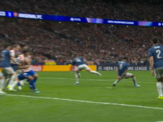Jamie Carragher nesúhlasí so Stevenom Gerrardom, pretože Arsenal vyhlásil prísne tresty Atlético Madrid dostalo proti Arsenalu trest v druhom polčase