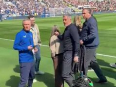 Jamie Carragher odchádza od fanúšikov Evertonu po spŕške urážok namierených na legendu Liverpoolu počas Merseyside derby Jamieho Carraghera bolo možné vidieť v ostrej výmene názorov s fanúšikmi Evertonu pred derby v Merseyside