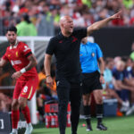 Jamie Carragher varuje Liverpool, aby nesledoval manažérske chyby Manchestru United