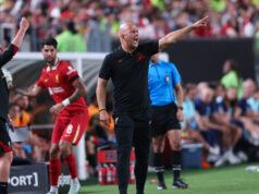 Jamie Carragher varuje Liverpool, aby nesledoval manažérske chyby Manchestru United Jamie Carragher varuje Liverpool, aby nesledoval manažérske chyby Manchestru United