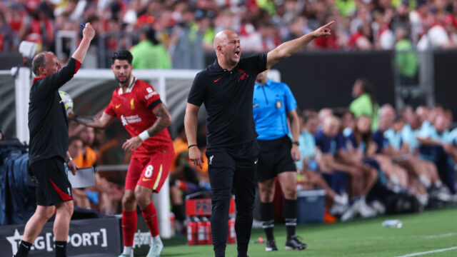 Jamie Carragher varuje Liverpool, aby nesledoval manažérske chyby Manchestru United
