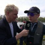 Jamie Laing (vľavo) robil rozhovor s kormidelníkom víťazného tímu Oxfordu v pretekoch ženských lodí