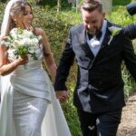 Jamie O'Hara sa oženil s priateľkou Keziah Grubbovou na nenápadnej ceremónii, keď sa bozkávali v aute