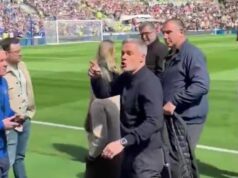 Jamieho Carraghera zneužili fanúšikovia Evertonu počas spravodajstva Sky Sports o súboji s Liverpoolom Jamie Carragher