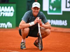 Jannik Sinner si v Madride kladie novú výzvu a nemá to nič spoločné s tenisom Sinner vs. Alcaraz: Najdôležitejšie udalosti zo 14. super zápasu v Južnej Kórei Jannik Sinner L z Talianska a Carlos Alcaraz R zo Španielska sa 10. januára 2026 odfotili s trofejou po 14. zápase Hyundai Card Super Match v Inspire Arene v Incheone v Južnej Kórei. Incheon Južná Kórea PUBLICATIONJxNOTxIN xMatrixxImages/JungxUi-Chelx