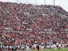 Jarná hra Virginia Tech bola odložená po tom, čo parašutista uviazol na výsledkovej tabuli Jarná hra Virginia Tech bola odložená po tom, čo parašutista uviazol na výsledkovej tabuli