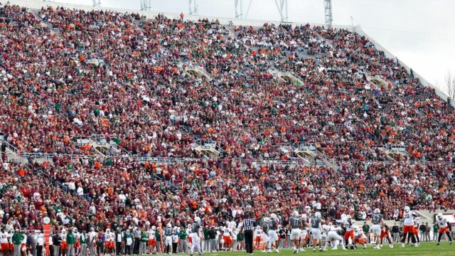 Jarná hra Virginia Tech bola odložená po tom, čo parašutista uviazol na výsledkovej tabuli
