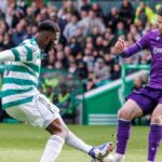 Kelechi Iheanacho z keltských bitiek s Declanom Johnom zo St Mirren počas William Hill Premiership medzi Celtic a St. Mirren v Celtic Parku 11. apríla 2026 v Glasgowe v Škótsku.