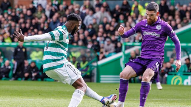 Kelechi Iheanacho z keltských bitiek s Declanom Johnom zo St Mirren počas William Hill Premiership medzi Celtic a St. Mirren v Celtic Parku 11. apríla 2026 v Glasgowe v Škótsku.
