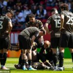 Eliot Matazo (dole) utrpel roztrhnutie pravého ACL počas sobotňajšej porážky Hullu v Charltone