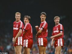 Je to ikonická bývalá hviezda Liverpoolu, ktorá vyhrala žreb vo svojej hviezdnej kariére na Anfielde a potom sa premenovala na Štáty… tak prečo táto legenda Kop dáva svoj poklad veľkých vyznamenaní do aukcie? Steve Nicol si našiel čas, aby sa obzrel za svojou kariérou, keď sa pripravuje na aukciu spomienkových predmetov