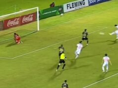 Je toto najhoršie vyúčtovanie tohto futbalu? Strelec vyzerá príliš zahanbene na to, aby oslavoval po bizarnom góle Obranca v paraguajskej lige urobil jeden z najkatastrofálnejších zúčtovaní v histórii