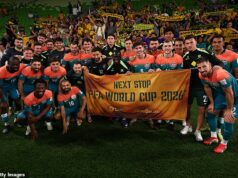 Jedna z najmocnejších športových organizácií na svete varuje Anthonyho Albaneseho, aby konal, keďže Austrália zaostáva za zvyškom planéty Socceroos (na obrázku) zamieria na majstrovstvá sveta v júni bez špeciálnej domácej základne