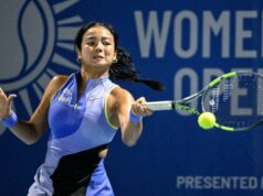 Jelena Ostapenková počas zápasu Alexandra Eala robí davovú poznámku Autor fotografie: Francois Nel/Getty Images