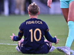 Jess Fishlock sa natiahol z ihriska v Seattli Jess Fishlock sa natiahol z ihriska v Seattli