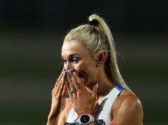 Jess Hull vypadol v šokujúcom poslednom páde na 1500 m po kolízii so súperom ako zamietnutý protest a Claudia Hollingsworth sa emocionálne ospravedlnila Jessica Hull vyzerala, že vyhrá, predtým, ako ju neskorá kolízia poslala na trať v chaotickom finále šampionátu