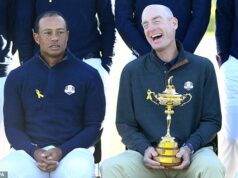 Jim Furyk bol odhalený ako kapitán amerického Ryder Cupu v roku 2027… po tom, čo Tiger Woods po najnovšom škandále DUI opäť upustil od cti. Tiger Woods a kapitán tímu USA Jim Furyk sú videní na fotografiách tímu USA v roku 2018