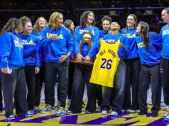 Jimmy Kimmel dáva do rúk Trumpovi falošnú trofej ženských basketbalových šampiónov UCLA Jimmy Kimmel dáva do rúk Trumpovi falošnú trofej ženských basketbalových šampiónov UCLA