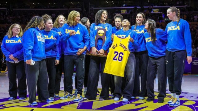 Jimmy Kimmel dáva do rúk Trumpovi falošnú trofej ženských basketbalových šampiónov UCLA
