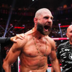 MIAMI, FLORIDA - 11. apríla: Jiří Procházka z Česka sa pozerá na titulový zápas v poloťažkej váhe počas UFC 327 v Kaseya Center 11. apríla 2026 v Miami na Floride. (Foto: Carmen Mandato/Getty Images)