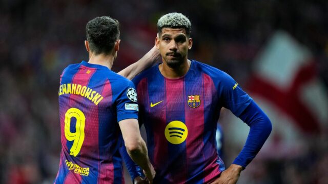 Ronald Araujo a Robert Lewandowski z FC Barcelona na plný úväzok