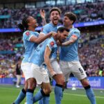 LONDÝN, ANGLICKO - 25. apríla: Nico Gonzalez z Manchestru City oslavuje druhý gól svojho tímu so spoluhráčmi Nathanom Ake, Bernardom Silvom a Johnom Stonesom počas semifinálového zápasu Emirates FA Cup medzi Manchestrom City a Southamptonom na štadióne Wembley 25. apríla 2026 v Londýne v Anglicku. (Foto: Justin Setterfield/Getty Images)