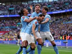 John Stones potvrdil odchod z prestupu Manchestru City ako „sen vymazaný z parku“ LONDÝN, ANGLICKO - 25. apríla: Nico Gonzalez z Manchestru City oslavuje druhý gól svojho tímu so spoluhráčmi Nathanom Ake, Bernardom Silvom a Johnom Stonesom počas semifinálového zápasu Emirates FA Cup medzi Manchestrom City a Southamptonom na štadióne Wembley 25. apríla 2026 v Londýne v Anglicku. (Foto: Justin Setterfield/Getty Images)