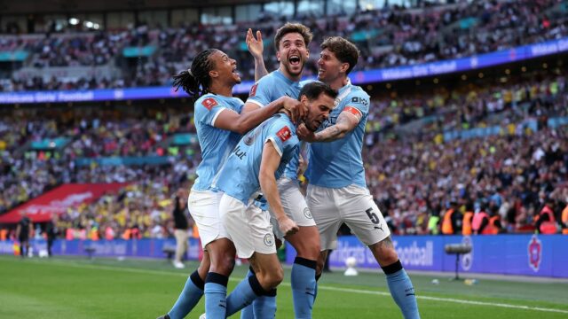 LONDÝN, ANGLICKO - 25. apríla: Nico Gonzalez z Manchestru City oslavuje druhý gól svojho tímu so spoluhráčmi Nathanom Ake, Bernardom Silvom a Johnom Stonesom počas semifinálového zápasu Emirates FA Cup medzi Manchestrom City a Southamptonom na štadióne Wembley 25. apríla 2026 v Londýne v Anglicku. (Foto: Justin Setterfield/Getty Images)