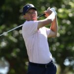 Jordan Spieth dáva podpísanú rukavicu fanúšikovi zasiahnutému chybným výstrelom na Masters