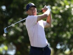 Jordan Spieth dáva podpísanú rukavicu fanúšikovi zasiahnutému chybným výstrelom na Masters Jordan Spieth dáva podpísanú rukavicu fanúšikovi zasiahnutému chybným výstrelom na Masters