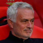 Jose Mourinho sa pozerá