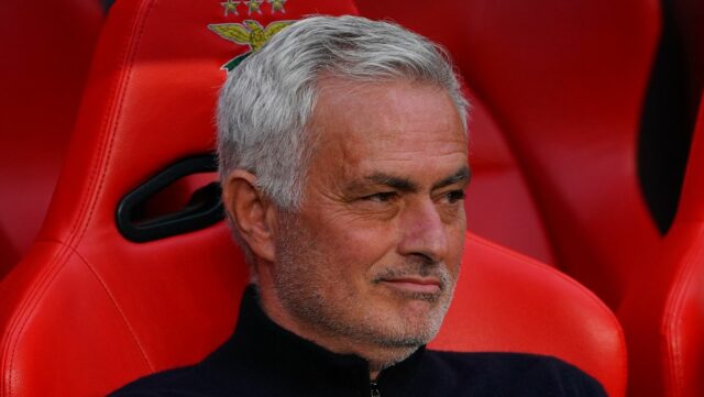 Jose Mourinho sa pozerá 