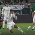 Jude Bellingham klesol a chytil si tvár, keď sa nezdalo, že by ho niekto kontaktoval