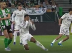 Jude Bellingham označili fanúšikovia za „nehanebného“ pri opakovaných záberoch hviezdy Realu Madrid po tom, čo tvrdil, že ho udrel do tváre Jude Bellingham klesol a chytil si tvár, keď sa nezdalo, že by ho niekto kontaktoval