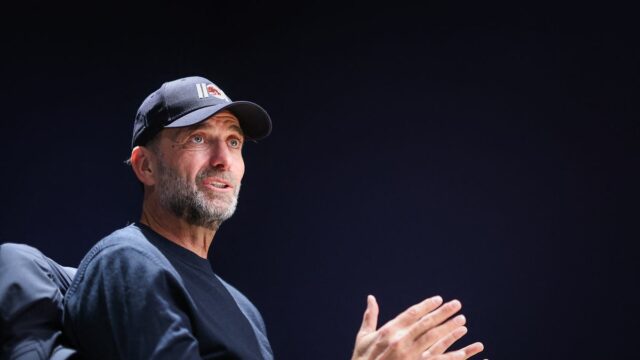 ISMANING, NEMECKO - 23. marca: Jürgen Klopp sa 23. marca 2026 v Ismaningu v Nemecku zúčastňuje prezentácie tímu MagentaTV pre Majstrovstvá sveta FUFA 2026 v DMC Production Germany GmbH. (Foto: Alexander Hassenstein/Getty Images)