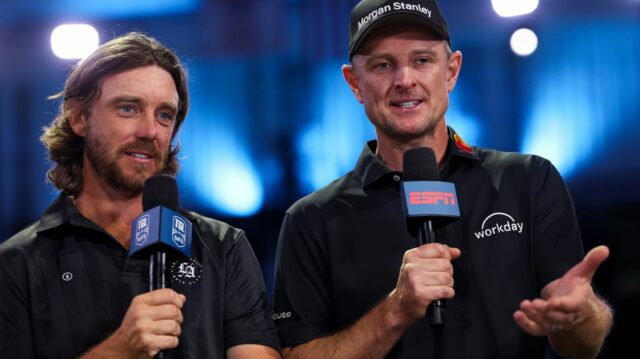 Tommy Fleetwood a Justin Rose hovoria počas spoločného rozhovoru