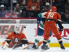 Kačice padajú do Canucks, pretože miesto v play-off zostáva mimo dosahu Kačice padajú do Canucks, pretože miesto v play-off zostáva mimo dosahu