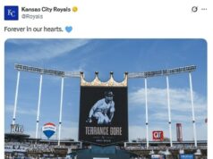 Kansas City Royals vzdávajú srdcervúce hold majstrovi Svetovej série v prvom domácom zápase od jeho tragickej smrti Fanúšikovia Royals vzdali hold Terrance Goreovi v pondelok, niečo viac ako mesiac po jeho smrti. Jeden fanúšik žartoval, že percento ukradnutých základov v nebesiach je „mimo hitparád“ s speedsterom