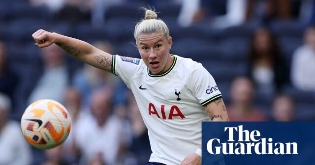 Kapitánka Spurs Bethany England sa v slzách lúči s fanúšikmi, keď potvrdila odchod | Ženy v Tottenhame Hotspur
