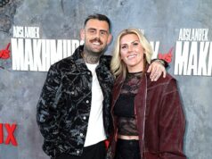 Kapitánka majstrovstiev sveta v Anglicku a hviezda Chelsea Millie Brightová vo veku 32 rokov ukončí futbalovú sezónu v polovici sezóny a hovorí, že „fyzicky nemôže dať viac“, keď „zomrelo toľko ľudí, na ktorých mi záleží“ Millie Bright, na snímke so svojím novým holičským priateľom Tomom Mitchellom na zápase Tyson Fury vs Arslanbek Makhmudov začiatkom tohto mesiaca, odchádza z futbalu.