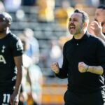 Tréner Tottenhamu Hotspur Roberto De Zerbi oslavuje víťazstvo s fanúšikmi na konci zápasu Premier League proti Wolverhamptonu Wanderers v Molineux
