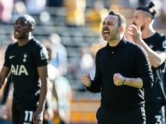 Každé slovo Roberto De Zerbi povedal o tom, ako môže nahradiť Xaviho, zranenie Solankeho a Kinského Tréner Tottenhamu Hotspur Roberto De Zerbi oslavuje víťazstvo s fanúšikmi na konci zápasu Premier League proti Wolverhamptonu Wanderers v Molineux