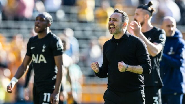 Tréner Tottenhamu Hotspur Roberto De Zerbi oslavuje víťazstvo s fanúšikmi na konci zápasu Premier League proti Wolverhamptonu Wanderers v Molineux