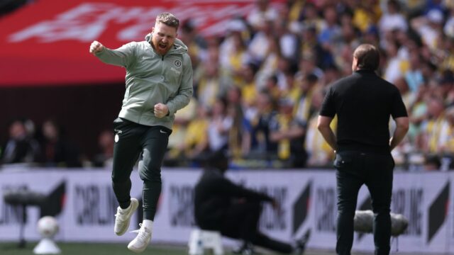 Calum McFarlane oslavuje 