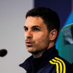 Hlavný tréner Arsenalu Mikel Arteta sa zúčastňuje tlačovej konferencie pred súbojom s Atleticom Madrid