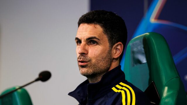 Hlavný tréner Arsenalu Mikel Arteta sa zúčastňuje tlačovej konferencie pred súbojom s Atleticom Madrid
