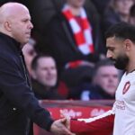 NOTTINGHAM, ANGLICKO – 22. FEBRUÁRA: (VYCHÁDZA SLNKO, VONKA SLNKO) Mohamed Salah z Liverpoolu si podáva ruku s Arne Slotom, manažérom Liverpoolu, keď odchádza z ihriska po vystriedaní počas zápasu Premier League medzi Nottingham Forest a Liverpool na City Ground 22. februára 2026 v anglickom Nottinghame. (Foto Liverpool FC/Liverpool FC cez Getty Images)