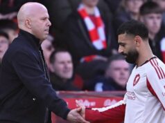 Každý hráč, ktorý opustil Liverpool pod vedením Arneho Slotu a kde je teraz s Mo Salahom NOTTINGHAM, ANGLICKO – 22. FEBRUÁRA: (VYCHÁDZA SLNKO, VONKA SLNKO) Mohamed Salah z Liverpoolu si podáva ruku s Arne Slotom, manažérom Liverpoolu, keď odchádza z ihriska po vystriedaní počas zápasu Premier League medzi Nottingham Forest a Liverpool na City Ground 22. februára 2026 v anglickom Nottinghame. (Foto Liverpool FC/Liverpool FC cez Getty Images)