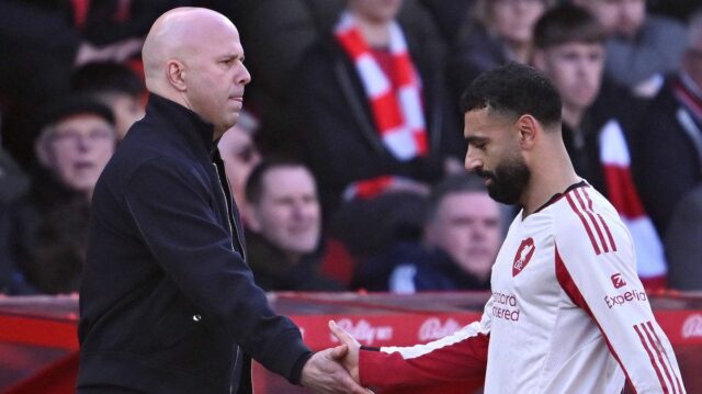 Každý hráč, ktorý opustil Liverpool pod vedením Arneho Slotu a NOTTINGHAM, ANGLICKO – 22. FEBRUÁRA: (VYCHÁDZA SLNKO, VONKA SLNKO) Mohamed Salah z Liverpoolu si podáva ruku s Arne Slotom, manažérom Liverpoolu, keď odchádza z ihriska po vystriedaní počas zápasu Premier League medzi Nottingham Forest a Liverpool na City Ground 22. februára 2026 v anglickom Nottinghame. (Foto Liverpool FC/Liverpool FC cez Getty Images)