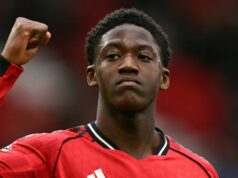 Keď Man Utd oznámi Kobbie Mainoo novú zmluvu ako hviezda dostane obrovské zvýšenie platov Anglický stredopoliar Manchestru United #37 Kobbie Mainoo gestikuluje fanúšikom na konci futbalového zápasu anglickej Premier League medzi Manchestrom United a Aston Villa na Old Trafford v Manchestri v severozápadnom Anglicku 15. marca 2026. (Foto: Oli SCARFF/AFP cez Getty Images) / POUŽÍVANIE REDAKCIE OBMEDZENÉ. Nepoužívajte s nepovoleným zvukom, videom, údajmi, súpiskami zápasov, logami klubov/ligy alebo „živými“ službami. Online použitie v zápase je obmedzené na 120 obrázkov. Ďalších 40 obrázkov môže byť použitých v predĺžení. Nie emulácia videa. Používanie sociálnych médií počas zápasu je obmedzené na 120 obrázkov. Ďalších 40 obrázkov môže byť použitých v predĺžení. Nepoužívajte v publikáciách o stávkach, hrách alebo publikáciách pre jednotlivé kluby/ligy/hráčov.